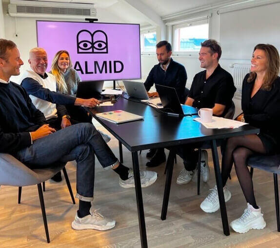customer-balmid-team-in-office